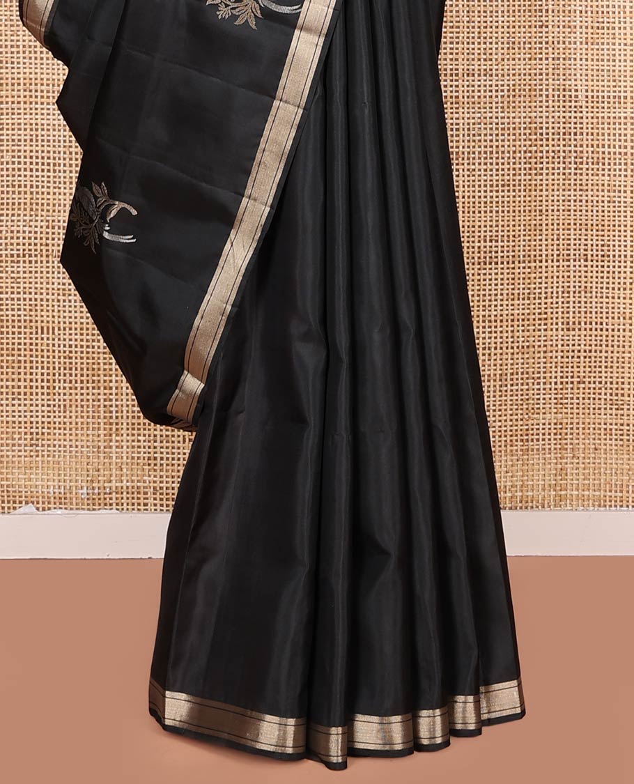 Black Mayuri Soft Silk Saree, Accentuated with Bird Buttas All Over Its Body, Subtle Zari Piping Border, Complemented by Contrast Pallu of Floral-Bird Jaal Designs, and Paired with Contrast Blouse - Image 4