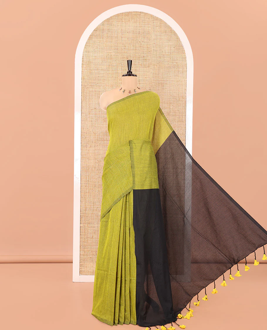 Borderless Leaf Green and Black Plain Khadi Mul Cotton Saree, Highlighted by Captivating Contrast Colored Pallu, and Paired with a Contrast Blouse