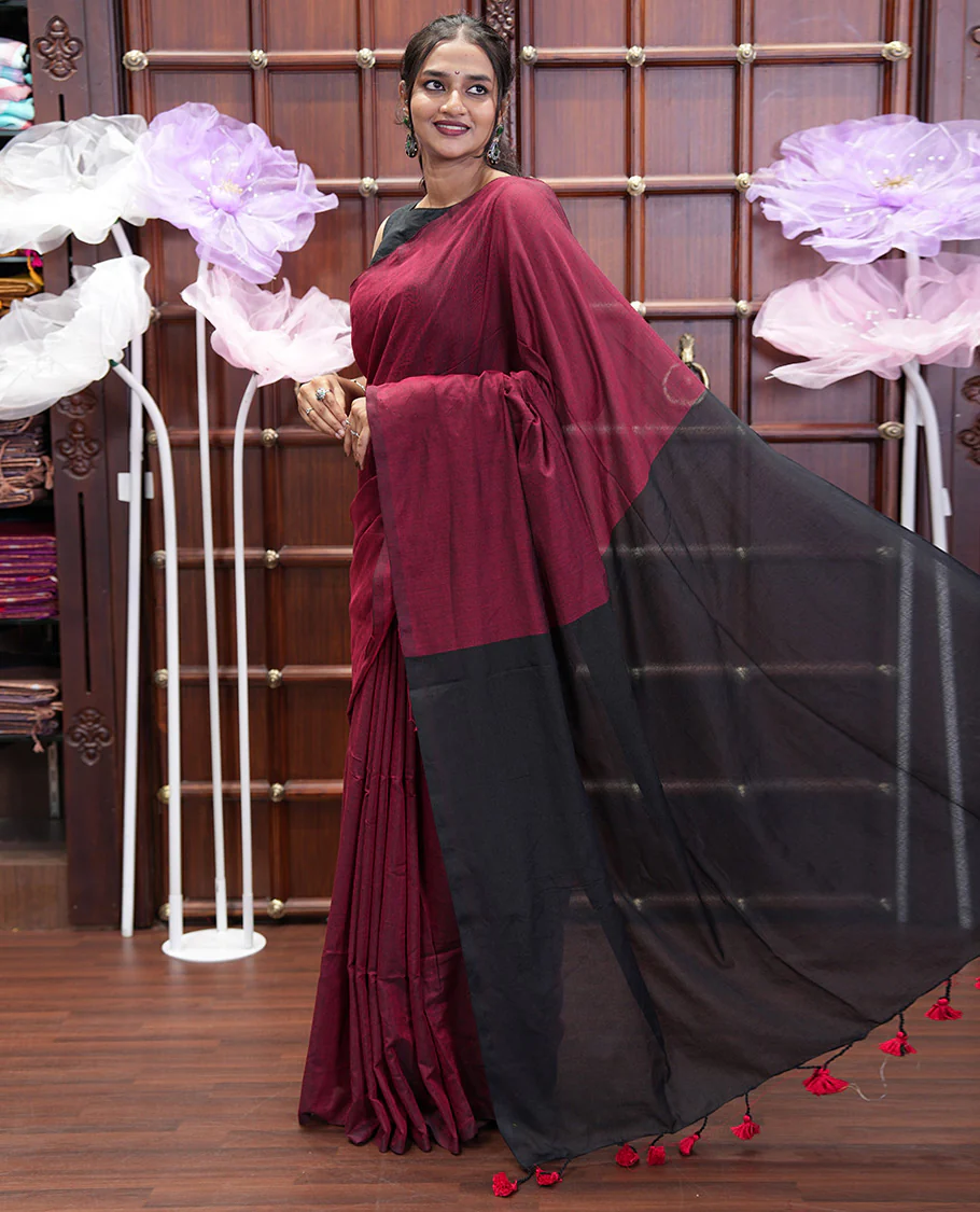 Borderless Red and Black Plain Khadi Mul Cotton Saree, Highlighted by Captivating Contrast Colored Pallu, and Paired with a Contrast Blouse - Image 3