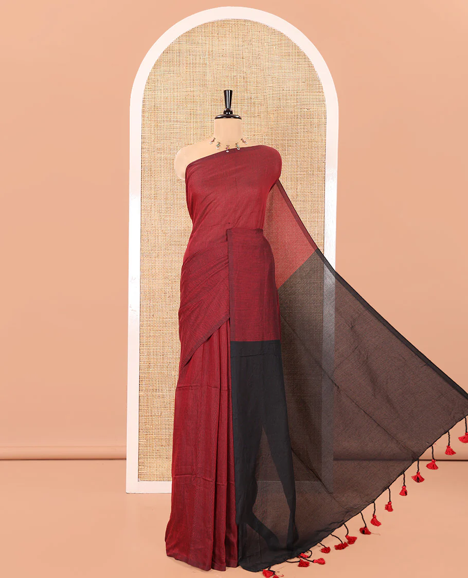 Borderless Red and Black Plain Khadi Mul Cotton Saree, Highlighted by Captivating Contrast Colored Pallu, and Paired with a Contrast Blouse - Image 4