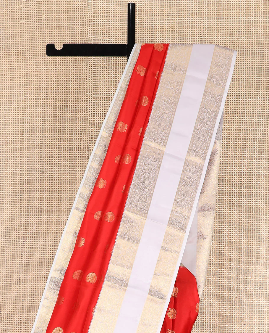 Orange arumbu manga buttas Vasundhara silk saree with contrast rettai pettu border of salngai, diamond, and kodi visiry designs, and intricate pallu - Image 3