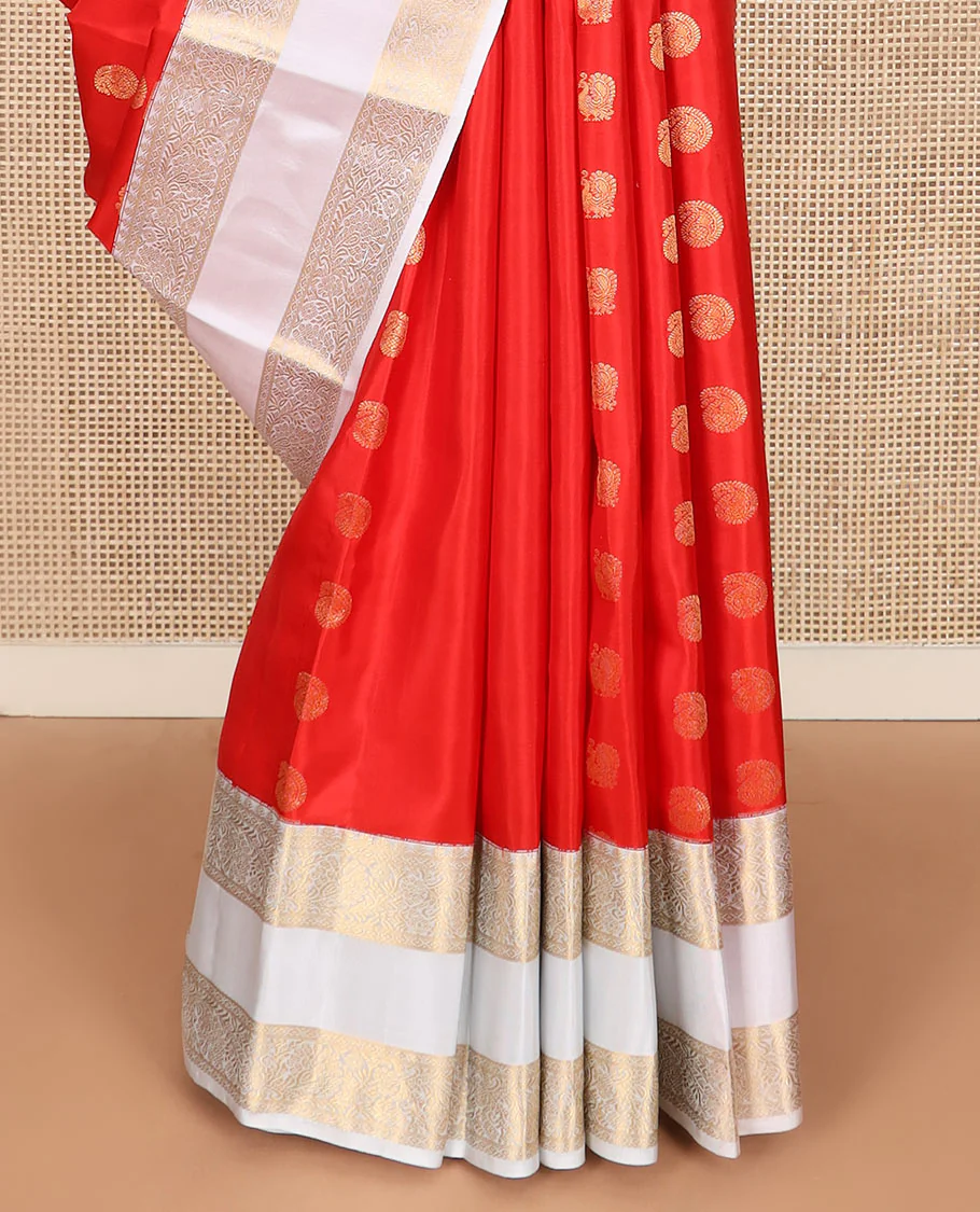 Orange arumbu manga buttas Vasundhara silk saree with contrast rettai pettu border of salngai, diamond, and kodi visiry designs, and intricate pallu - Image 4